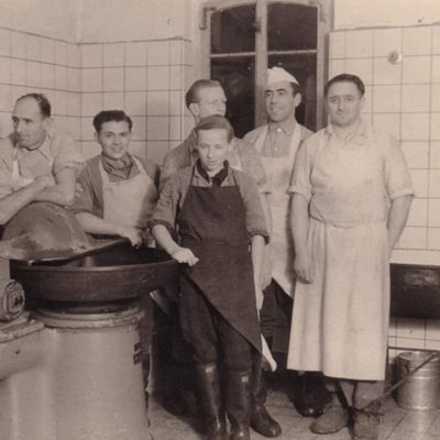 Franz Luther (rechts) mit seinen Fleischergesellen