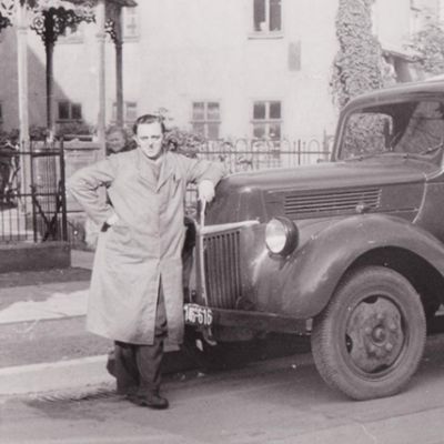 Paul Luther mit seinem ersten Lieferwagen